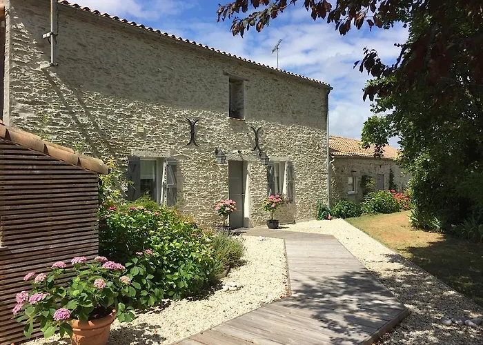 Le Clos De La Hourserie 4* פורניק